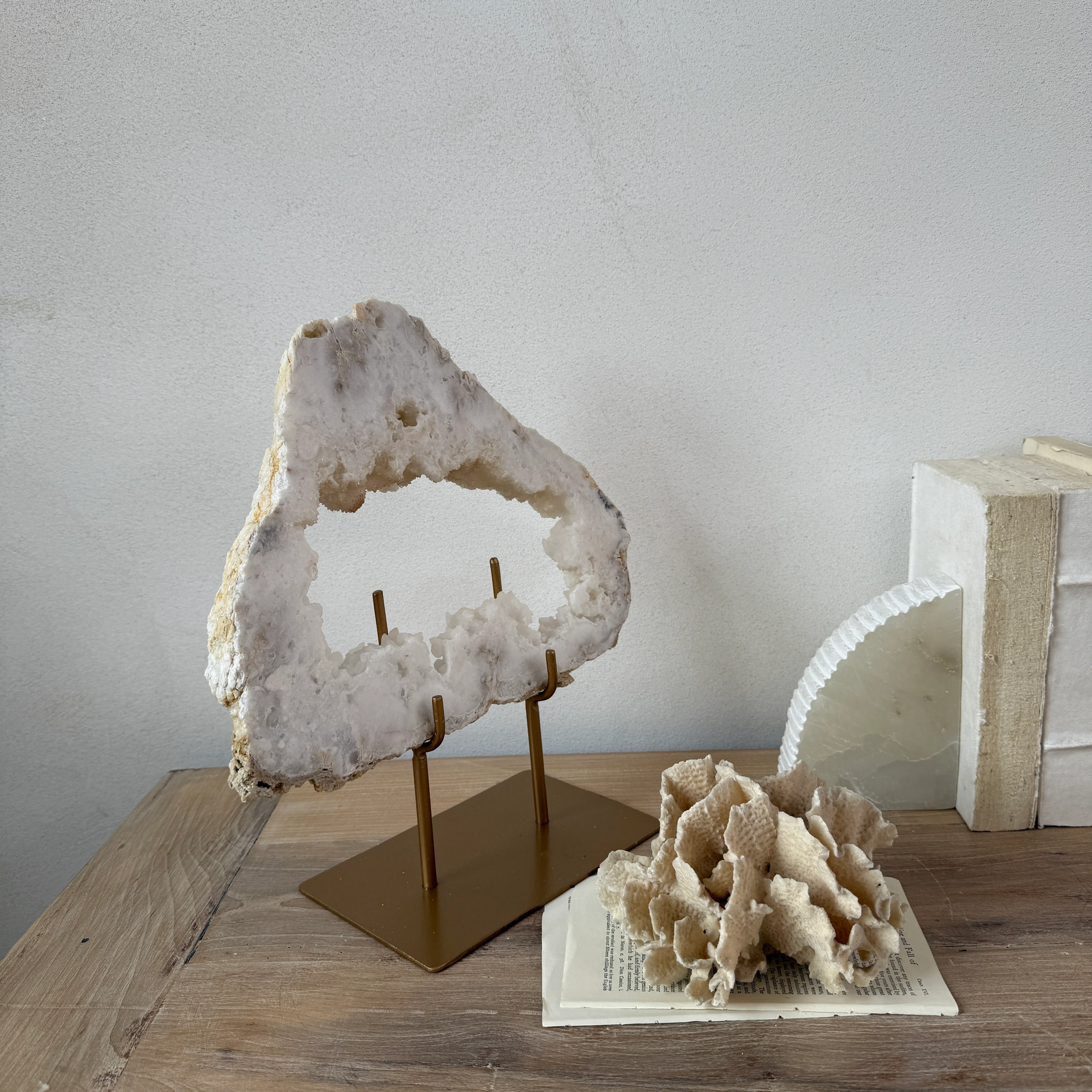 Natural crystal sculpture on stand - Image 8