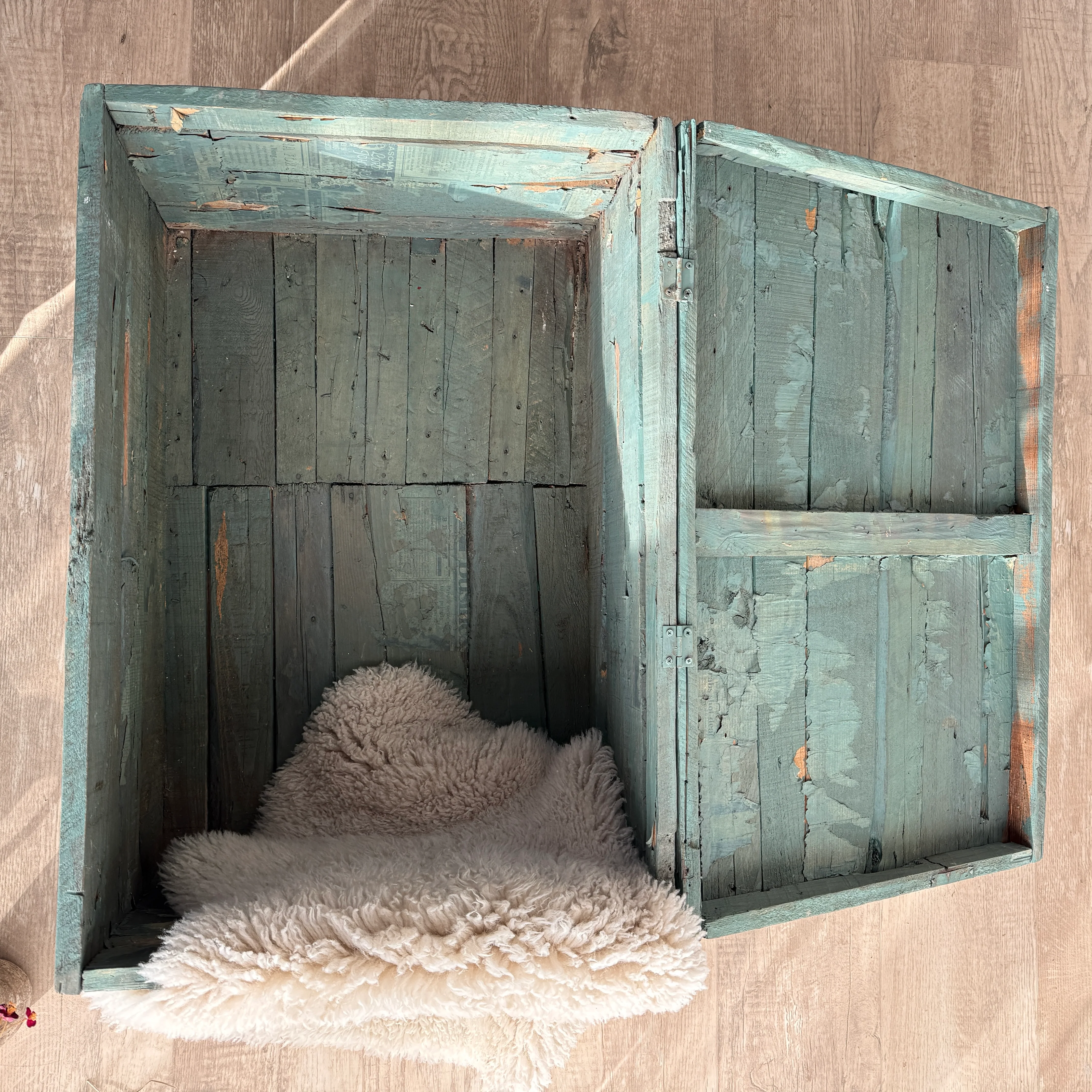 Primitive vintage painted blanket box | Issa - Image 7